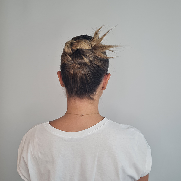 On forme un chignon avec des mèches 